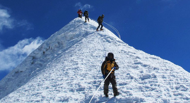 1200-climbers-permitted-to-climb-different-mountains-in-autumn